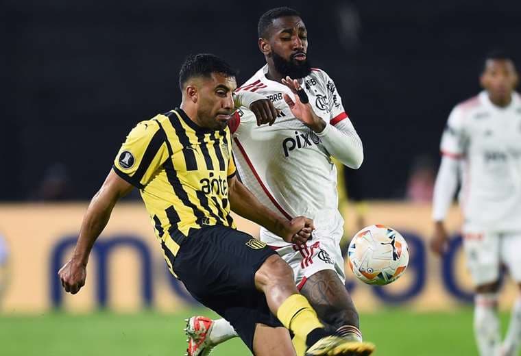 Peñarol y Flamengo pusieron mucha entrega en la cancha. Foto: AFP