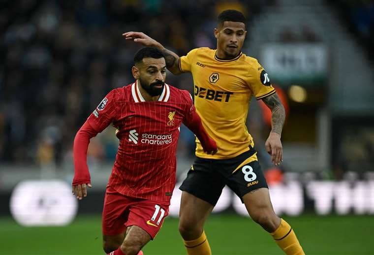 El Liverpool gana 2-1 en Wolverhampton y se coloca líder de la Premier League