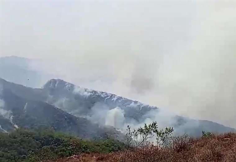 El fuego se descontrola en los Valles y rodea a una comunidad: “Necesitamos apoyo aéreo”, dicen los bomberos