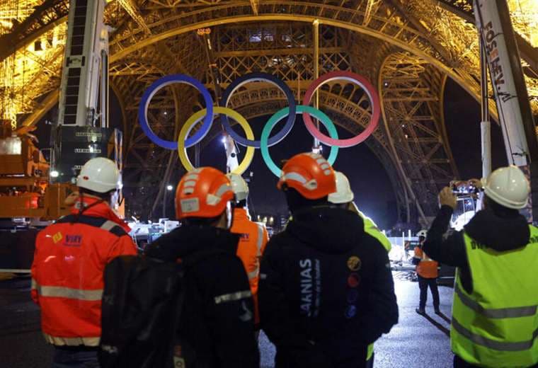 París retira los anillos olímpicos de la Torre Eiffel mientras construye otros más ligeros