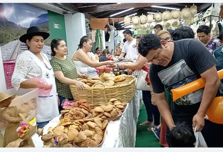 La 'chama' vallegrandina y la gelatina de pescado cautivan en la Expocruz