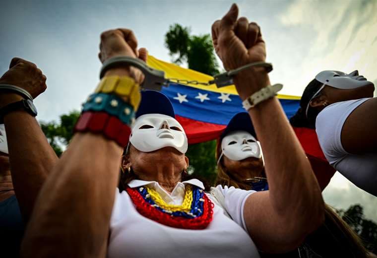 Oposición y chavismo en las calles a dos meses de cuestionada reelección de Maduro en Venezuela