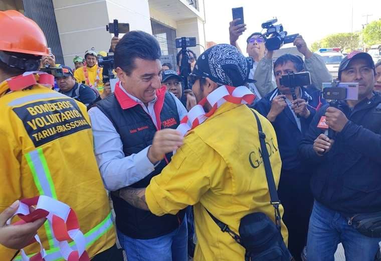 Bomberos de Tarija fueron recibidos como héroes, tras sofocar incendios en Concepción