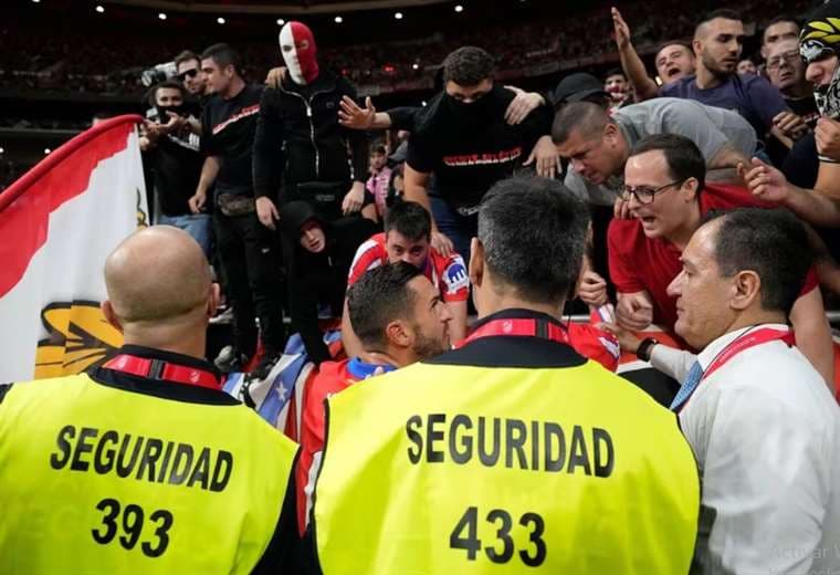 El Atlético expulsa de por vida a uno de los hinchas que lanzó objetos al campo