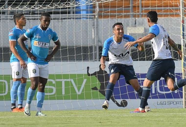 Gómez (dcha.) inicia el festejo tras marcar el gol del triunfo para Blooming. Foto: APG