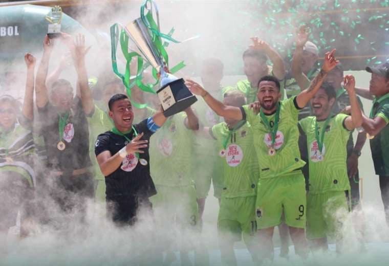 Palma Verde FC festejó con trofeo en mano en la arena del club Aurora. Foto: FBF