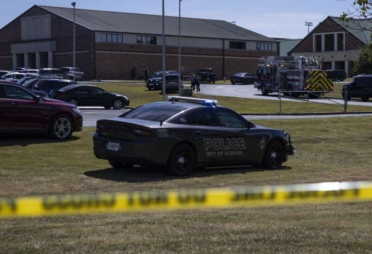 Cuatro muertos en un tiroteo en un centro de secundaria de EEUU