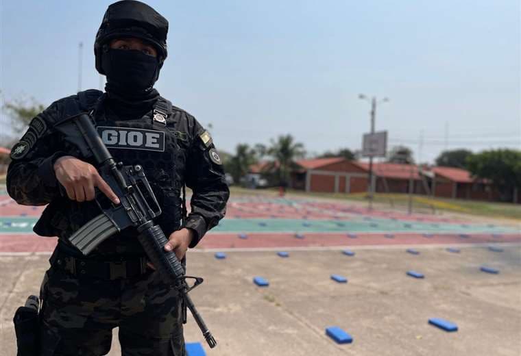 Foto: efectivo de la Felcn con su arma en una conferencia de prensa