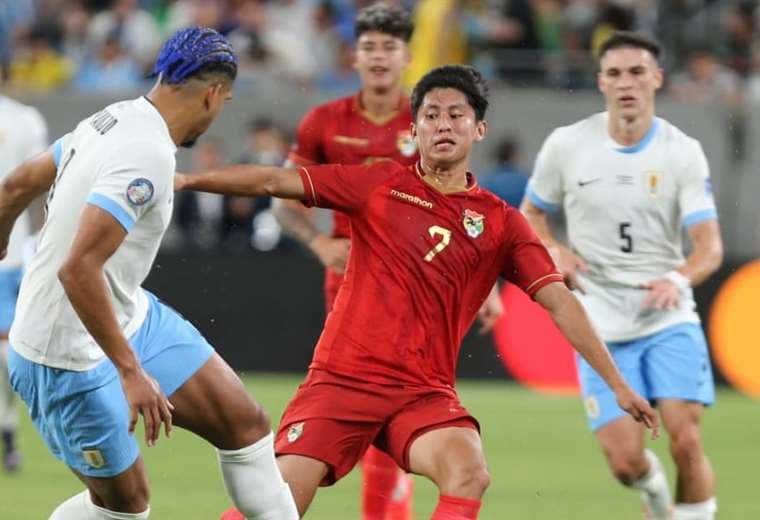 La selección boliviana jugó de rojo contra EEUU y Uruguay. Foto: Fuad Landívar