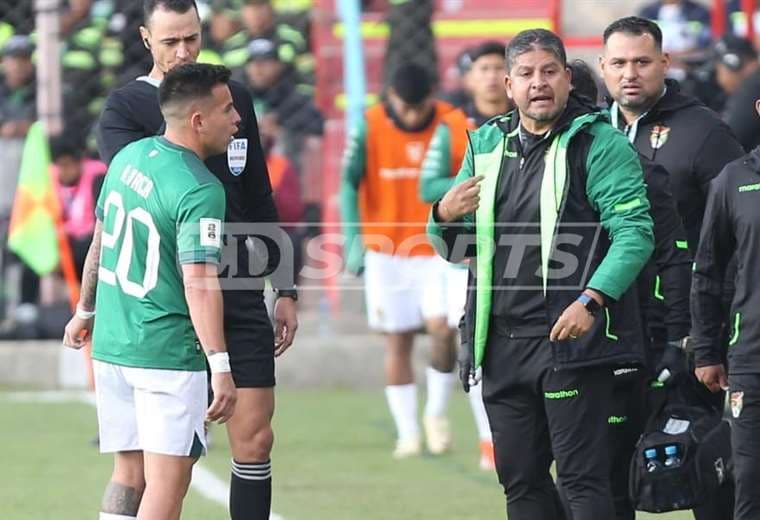 Henry Vaca mira al DT Villegas poco antes de ser sustituido. Foto: Joel Justiniano