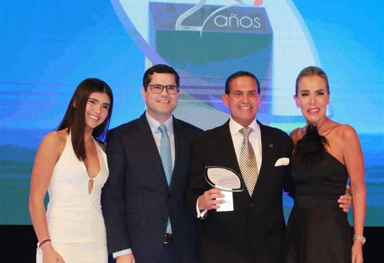 José Luis Camacho Miserendino, presidente del Grupo Nacional Seguros, junto con su familia