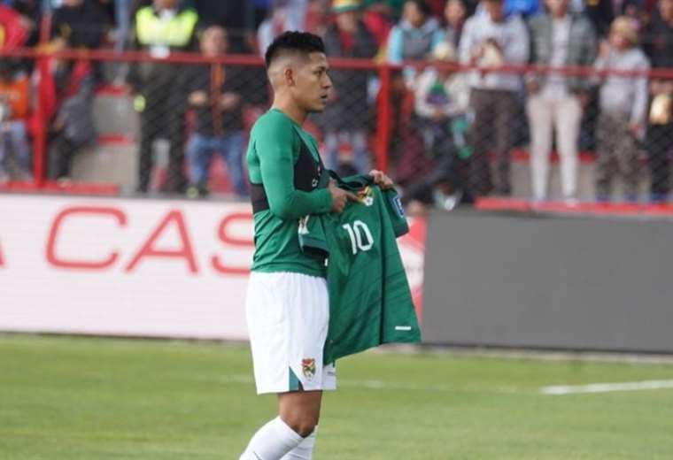 Ramiro Vaca se sacó la camiseta y vio la tarjeta amarilla. Foto: APG Noticias