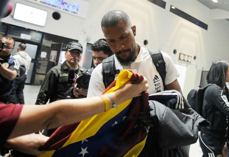 Los jugadores de la Vinotinto firmaron poleras y banderas en Santa Cruz. Foto: APG