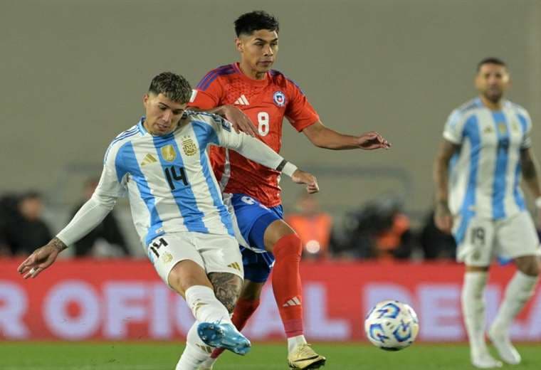 El argentino Fernández ejecuta un pase ante la marca de Osorio. Foto: AFP