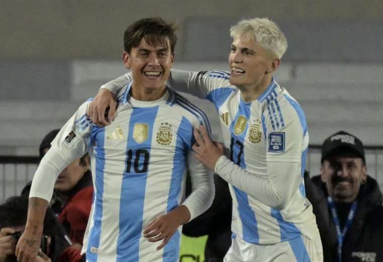 Paulo Dybala (izq.) marcó un gol y llevó la 10 de Messi. Foto: AFP