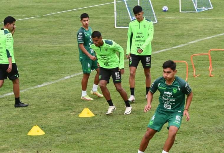 Víctor Cuéllar (primero de la izq.) ya se entrena con la selección. Foto: APG Noticias