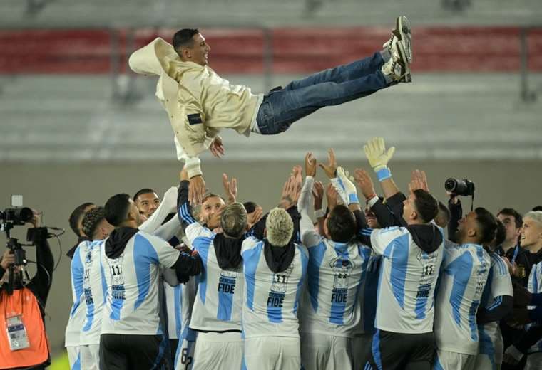 Ángel di María fue lanzado al aire por los jugadores de su selección. Foto: AFP