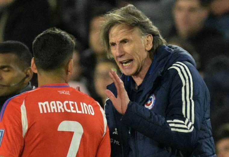 Ricardo Gareca dando instrucciones en el partido contra Argentina. Foto: AFP