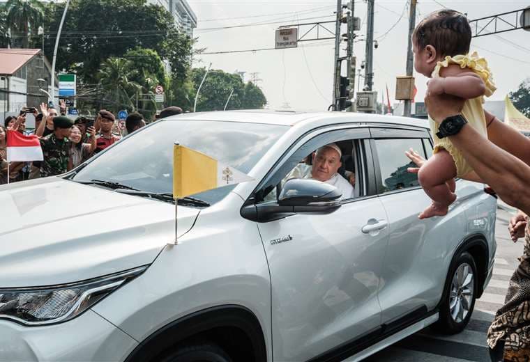 El papa antes de su partida a la capital de Papúa Nueva Guinea