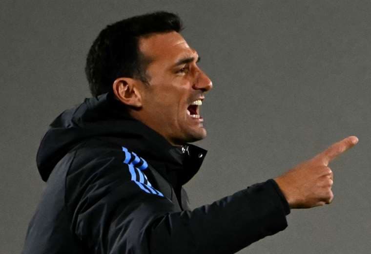 Scaloni se mostró algo preocupado en el primer tiempo. Foto: AFP