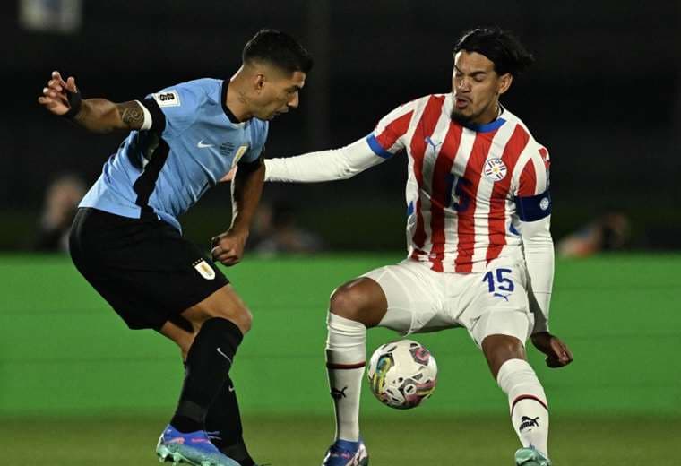 Luis Suárez intenta hacer un caño a Gustavo Gómez. Foto: AFP