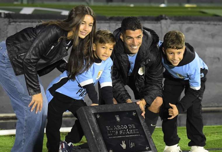 Luis Suárez posó con sus hijos junto a una placa conmemorativa. Foto: AFP