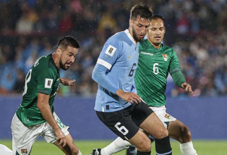 Bolivia visitó a Uruguay el año pasado con la camiseta verde. Foto: AFP