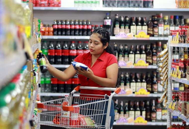 Tiendas de barrio, cadenas de descuentos y mercados compiten en precios