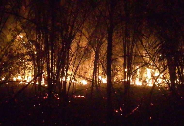 "Las llamas están rodeando Yaguarú y los bomberos ya no damos abasto", exclama un bombero voluntario desde Urubichá