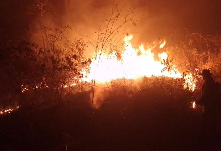 Esta es la situación en Yaguarú, donde el incendio rodea al pueblo. Fotos: Félix Surubí