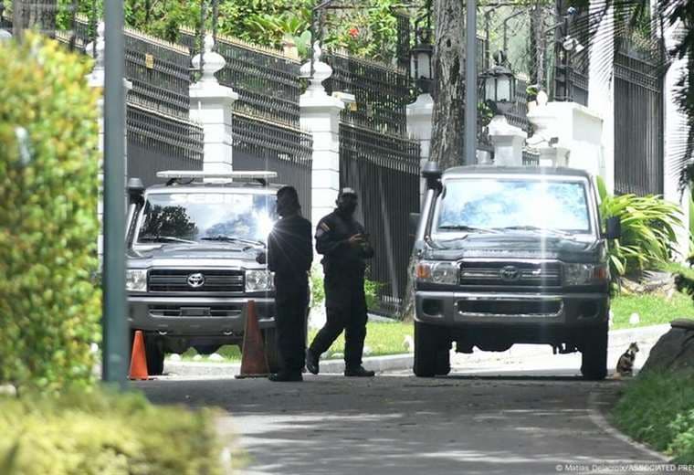 Policías "asedian" la Embajada de Argentina en Caracas