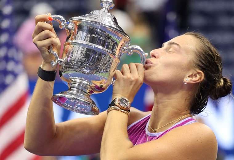 Aryna Sabalenka besa el trofeo conseguido en Estados Unidos. Foto: AFP