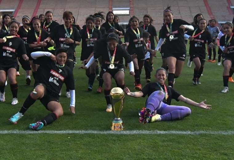 El equipo millonario festejó con sus medallas y trofeo. Foto: APG Noticias