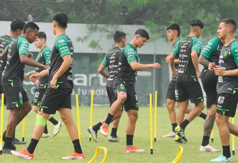 Entrenamiento del plantel boliviano en la cancha de Oriente Petrolero. Foto: APG