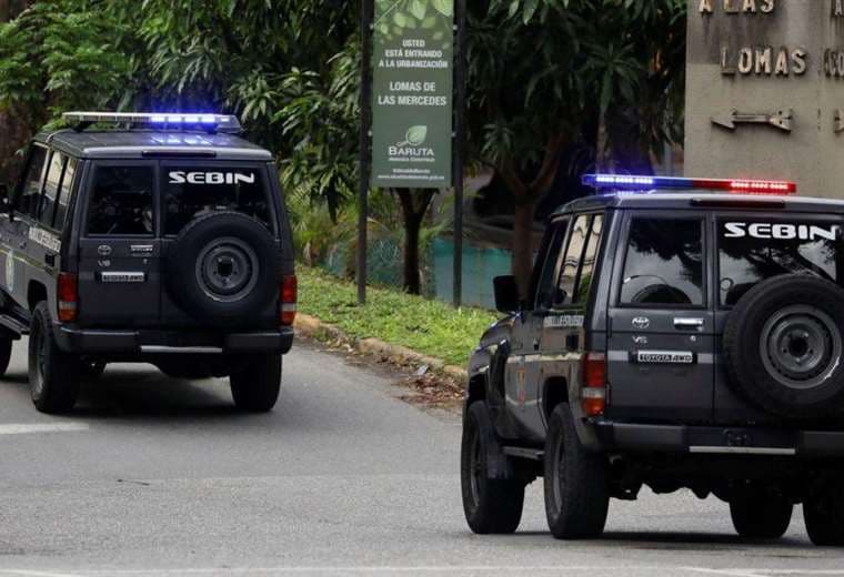 Las fuerzas de seguridad de Venezuela rodean la embajada de Argentina en Caracas mientras crece la tensión con Brasil por la custodia del edificio