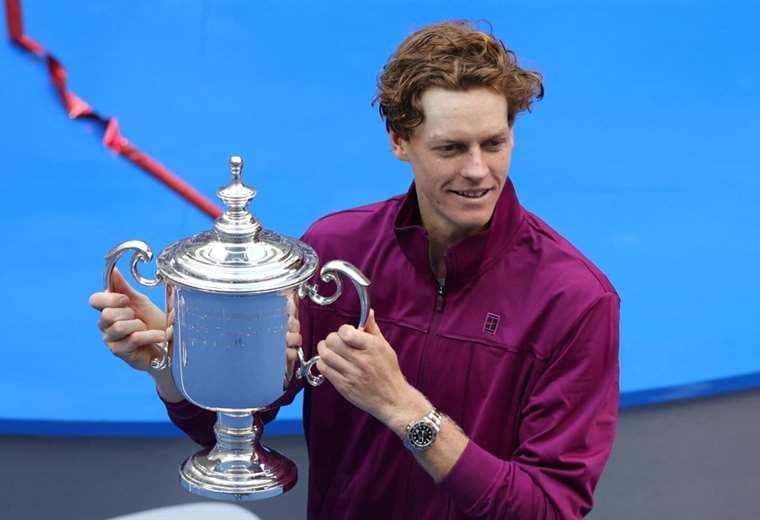 Jannik Sinner con el ansiado trofeo que estuvo en disputa. Foto: AFP