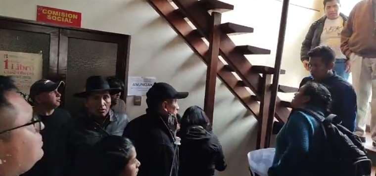 Evistas toman oficinas de la COB en La Paz y advierten a Huarachi con "sacarlo a patadas" 