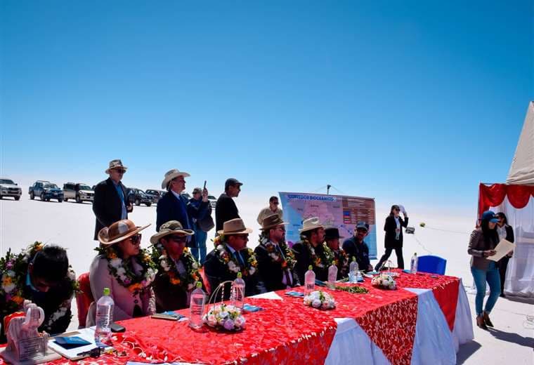 El acto se realizó en el mismo Salar de Uyuni