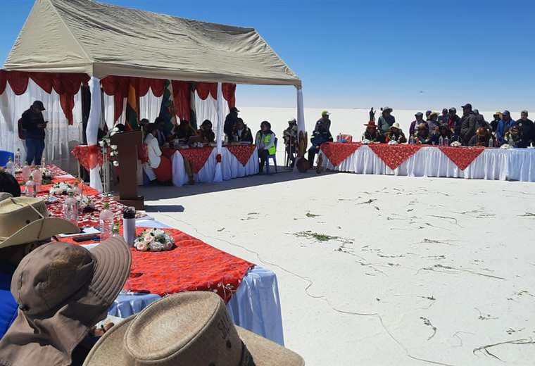 El acto se realizó en el mismo Salar de Uyuni