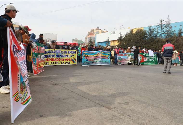 Una de las Fejuves de El Alto protesta por el alza de los precios de la canasta familiar y el censo