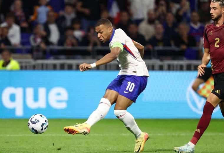 Kylian Mbappé comenzó en el banco de suplentes de Francia. Foto: AFP