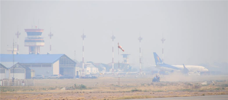 El humo complica la visibilidad en el Aeropuerto Viru Viru. Foto. Ricardo Montero 