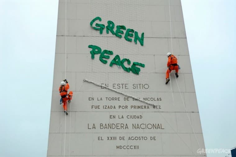 Greenpeace protesta en el Obelisco de Buenos Aires
