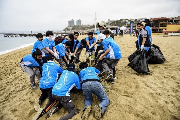 Miles de niños recogen basura de playas chilenas
