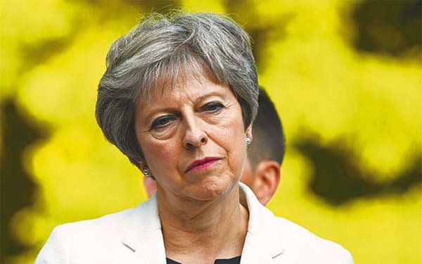 Theresa May se aferra al cargo pese a las dimisiones 