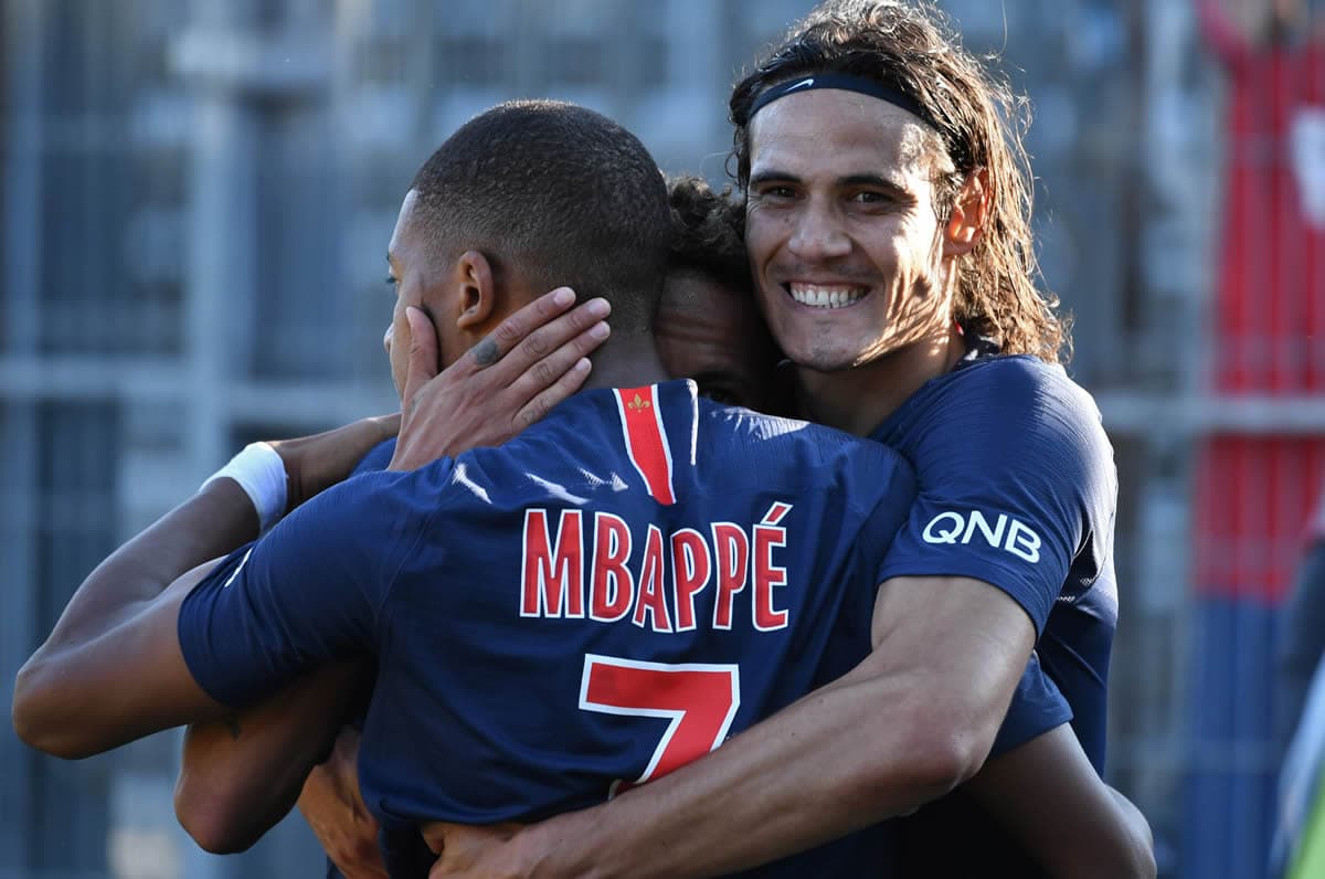 Mbappé y Cavani evitan un susto al París Saint Germain    