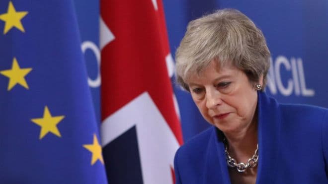 Pacto de "brexit" puede ser rechazado y peligra el cargo de May