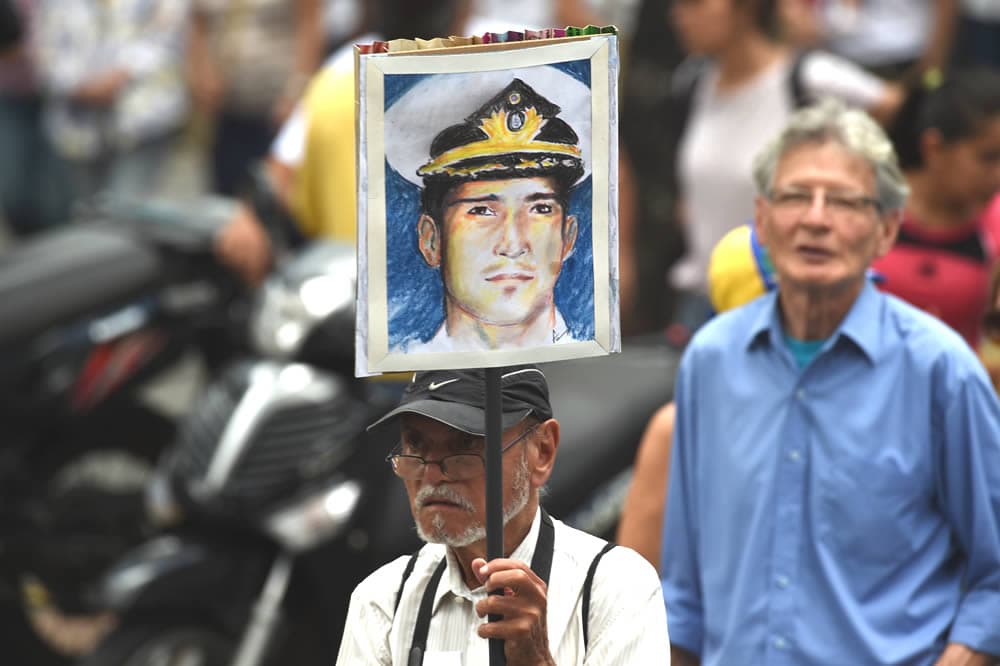 Gobierno de Maduro entierra el cuerpo del capitán que murió bajo custodia militar