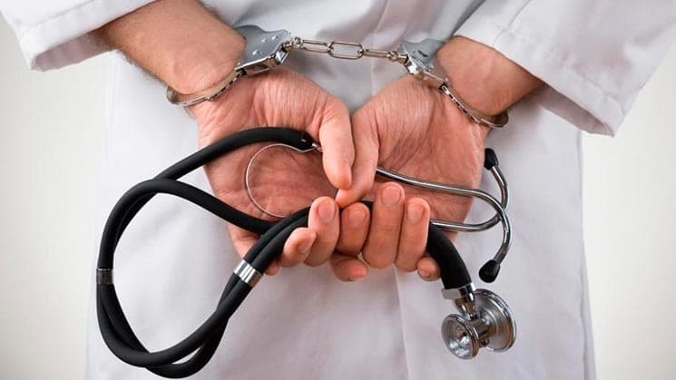 Una interna de medicina denuncia a dos médicos por violación
