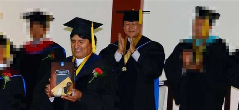 Evo Morales recibió un título de parte de la Ucebol en 2014